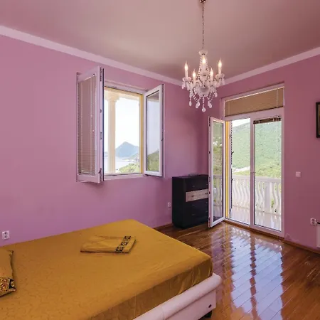 Four Bedroom Holiday In Herceg Novi *